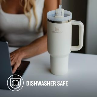 Quencher H2.O Tumbler - 1180 ml od 1199Kč Dopřejte si trendy, celodenní hydrataci s naším Stanley 1913 Quencher H2.0 v...